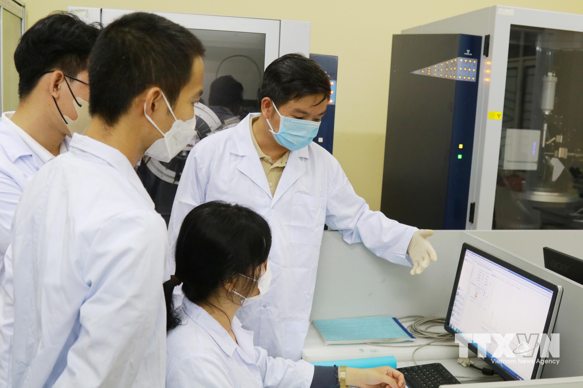 Hoạt động nghiên cứu khoa học tại Viện Công nghệ vật liệu tiên tiến Đại học Quốc gia Thành phố Hồ Chí Minh. (Ảnh: Thu Hoài/TTXVN)
